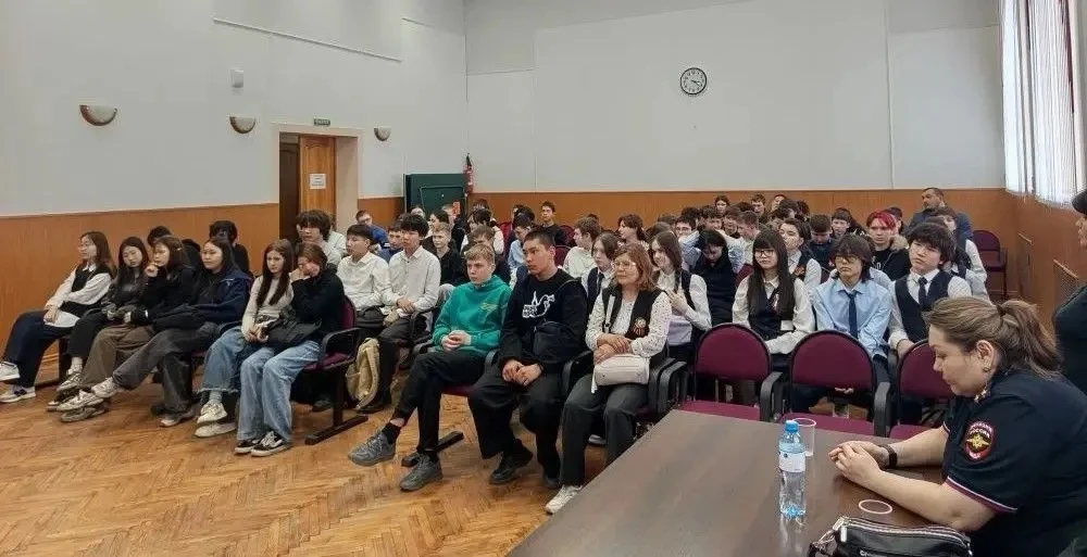 «Кадры» для будущего: сотрудники службы занятости Бурятии рассказали подросткам о возможностях трудо