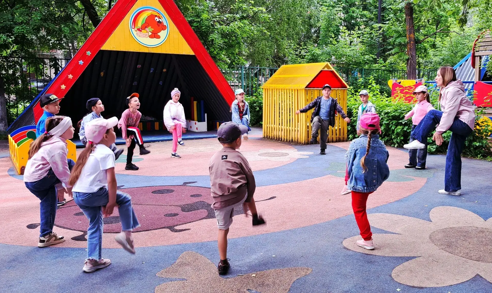 В группе №4 день — ЗОЖ. Началось утро с активной зарядки, которая задала позитивный настрой на весь 