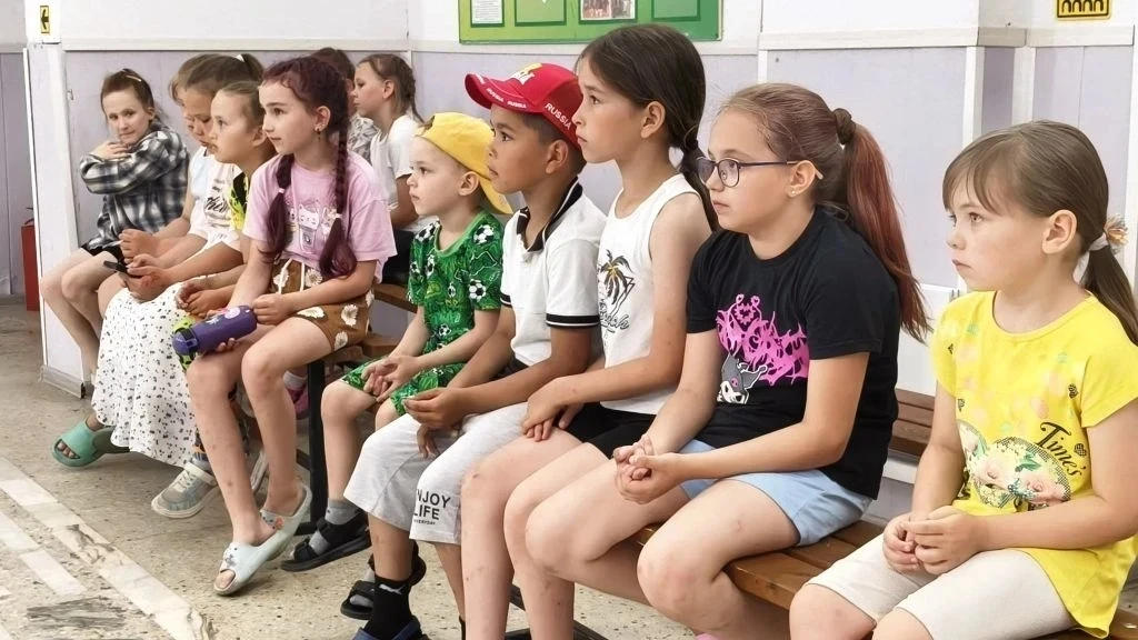 🇷🇺 По сложившейся традиции раз в месяц Дом культуры города Кедрового знакомит юных жителей с увлек
