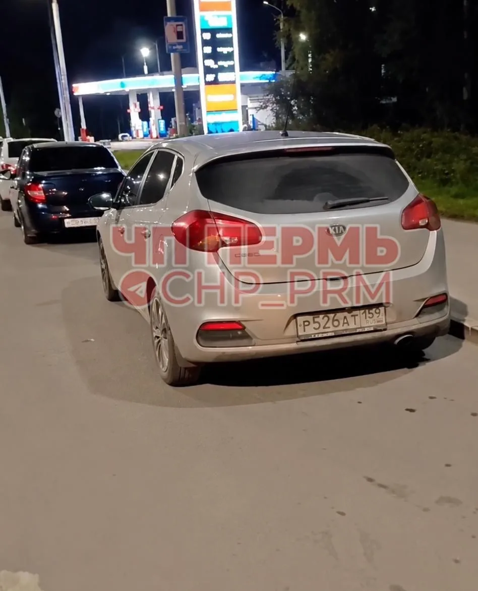 😬 Пермяки стали оставлять машины в очереди за бензином в надежде, что утром он появится.