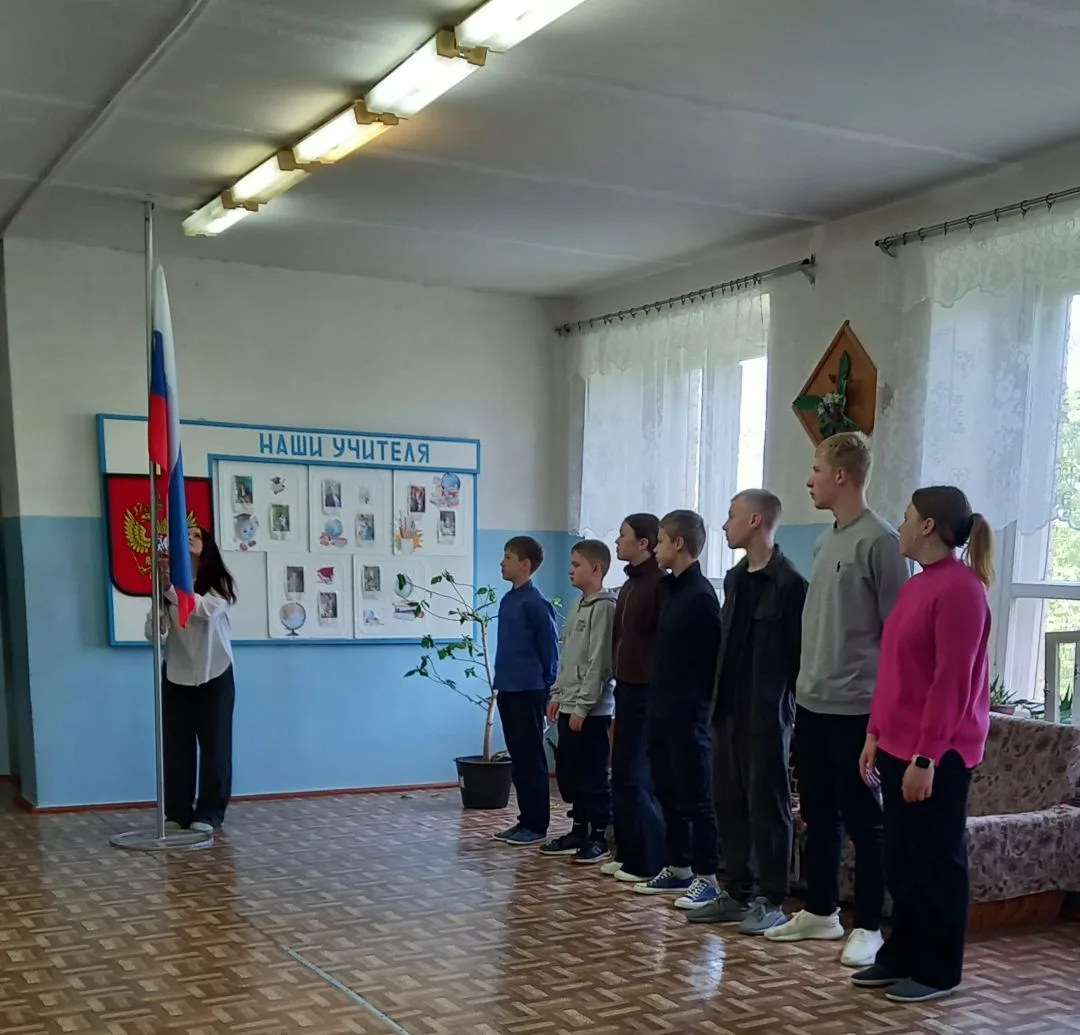 🌏🇷🇺Утро последней учебной недели началось с традиционной линейки. Почётное право под...