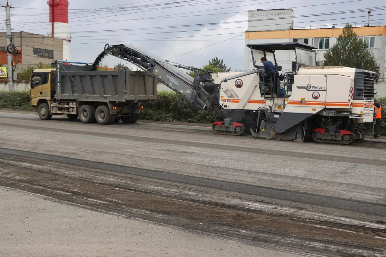 🚧 На Тургоякском шоссе начали менять дорожное покрытие. На участке уже работает тяжёла...