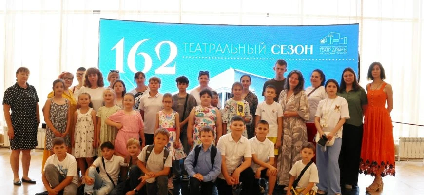 https://zvezdagukovo.ru/malenkie-vospitanniki-uchebnogo-teatra-voskresenie-posetili-rostovskij-teatr