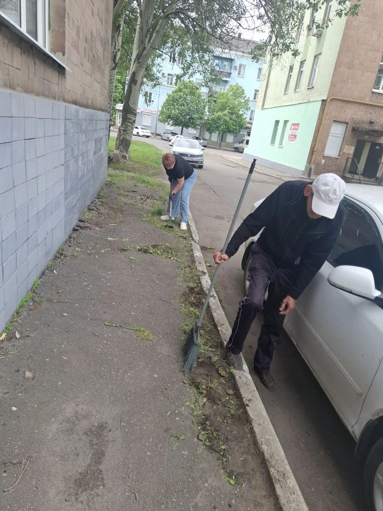 В рамках проведения акции ""Чистый четверг"  сотрудниками  МБУ ДО ""СШ №1 Г. МАКЕЕВКИ" проведены раб