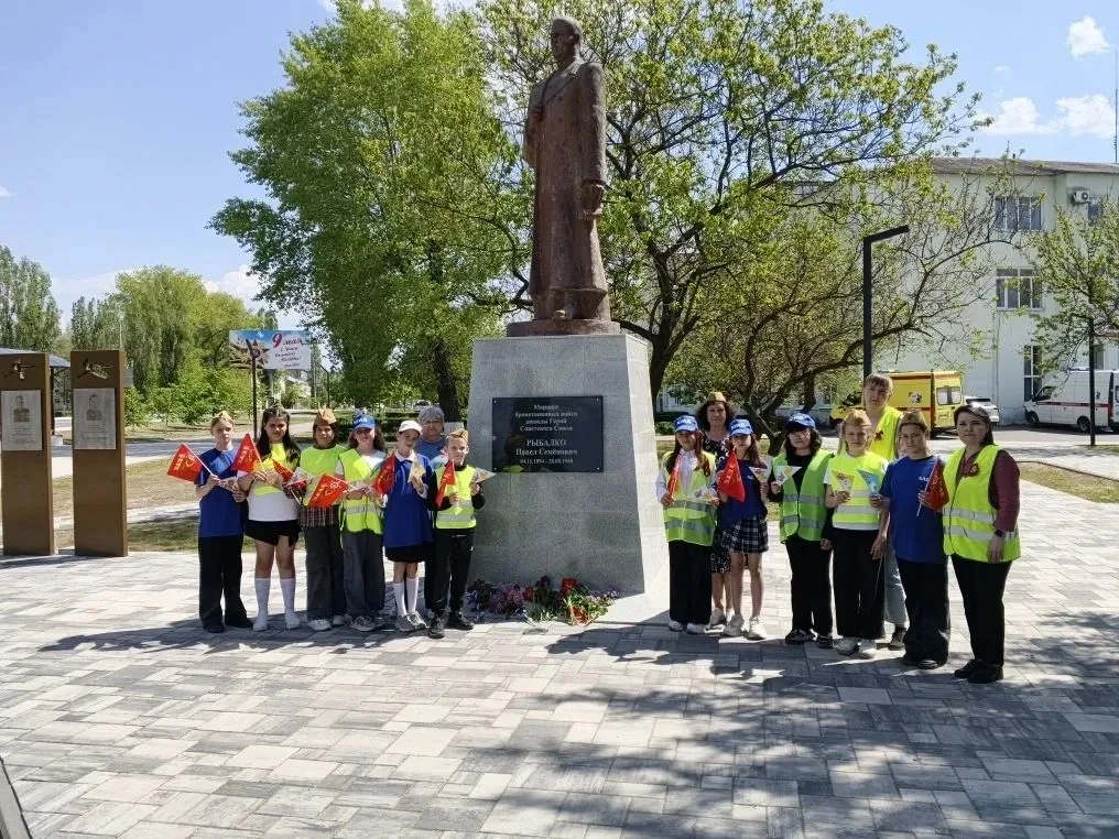 В канун празднования 9 мая отряд Юных инспекторов дорожного движения нашей школы провел акцию «Их им
