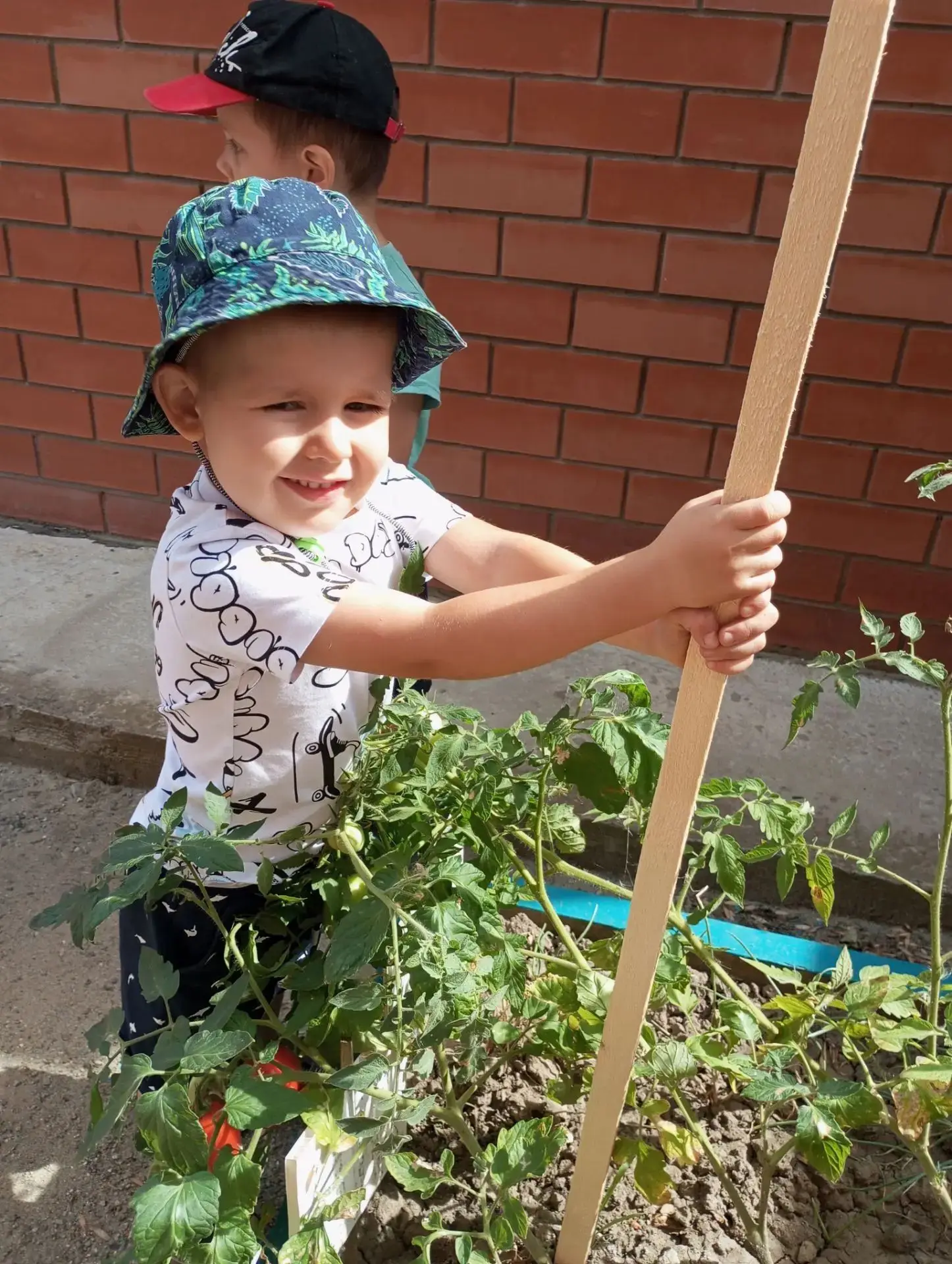 Трудовой десант💪 снова в деле!!! Ребята младшей группы в целях экологического воспитан...