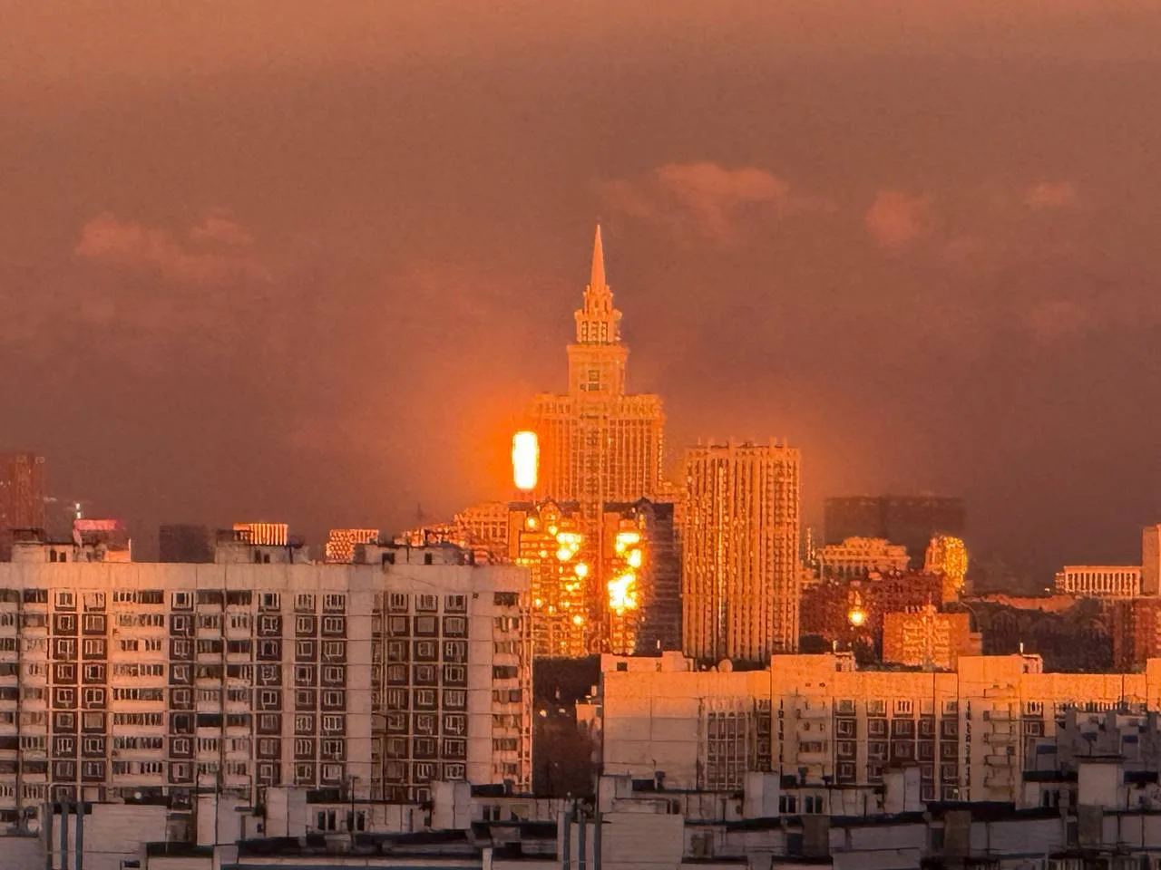 Оптическая иллюзия на закате