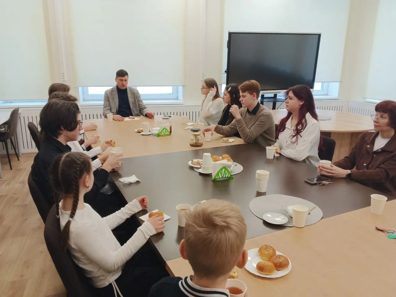 🎭 В МОБУ «СОШ «Янинский ЦО» состоялась встреча участников театра «Бенефис» и руководителей коллектив