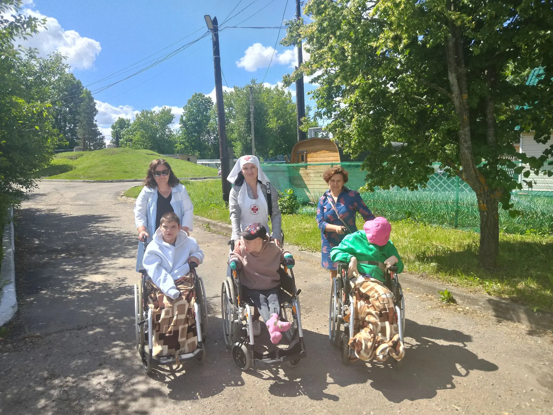 Визит волонтеров.
 
Волонтеры Пензенской Епархии снова порадовали воспитанников Центра «Росток» свои