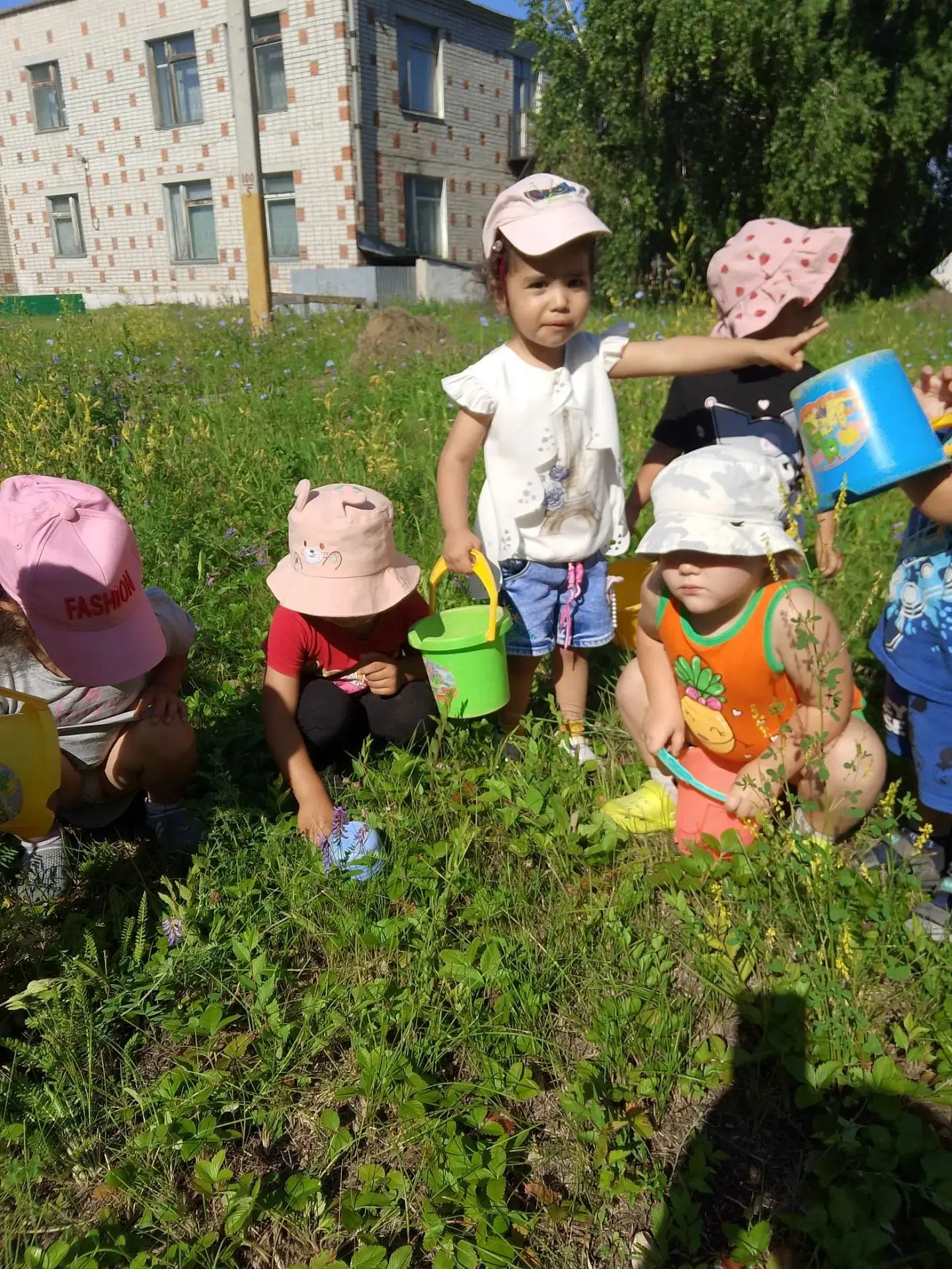 " Летнее вдохновение" в младшей группе.
Лето - пора вдохновения. Много времени проводим на прогулке,