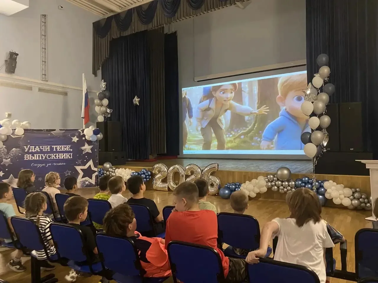 Понедельник в лагере выдался насыщенным и ярким! День начался с торжественной линейки: под звуки гос