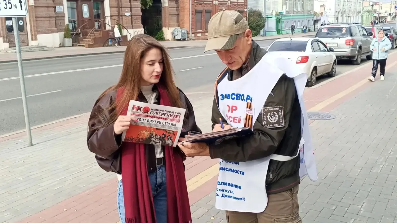 Сегодняшний пикет в сквере Пушкина за восстановление границ Отечества и полный суверени...