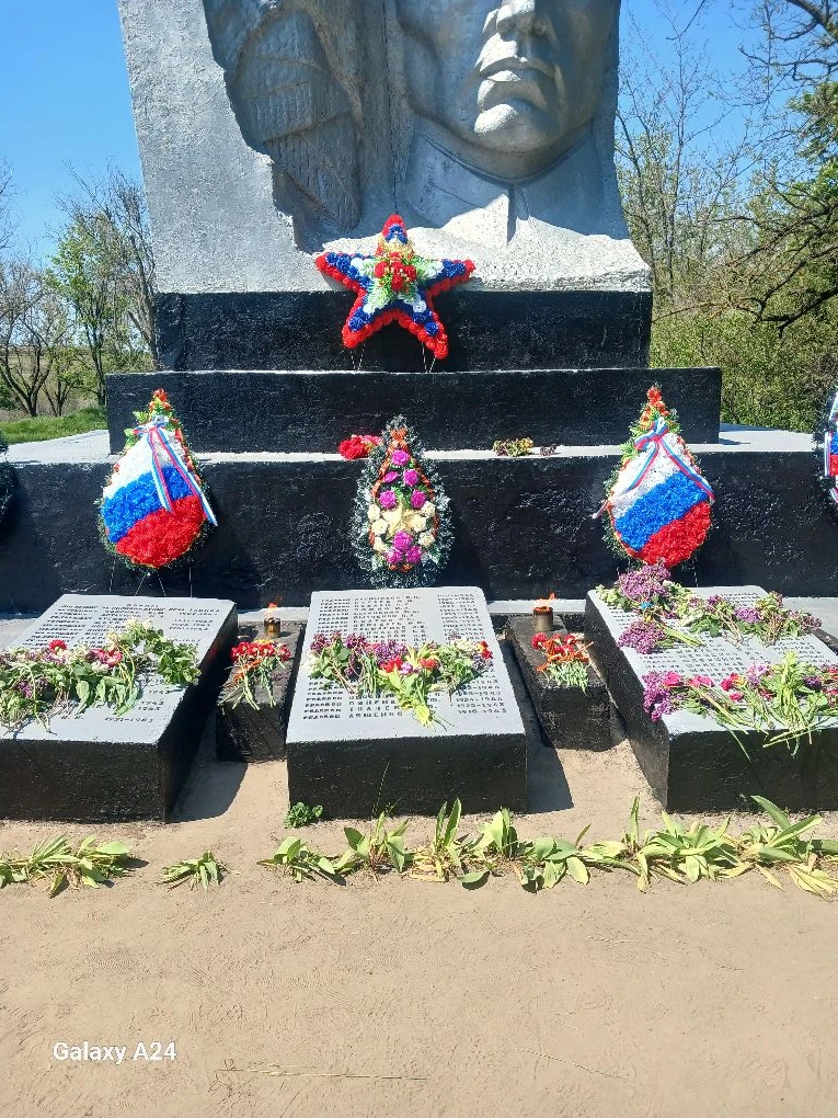 9мая МБУ"ГЛИНСКИЙ СК" провёл торжественное возложение цветов к памятнику  погибшим воинам.