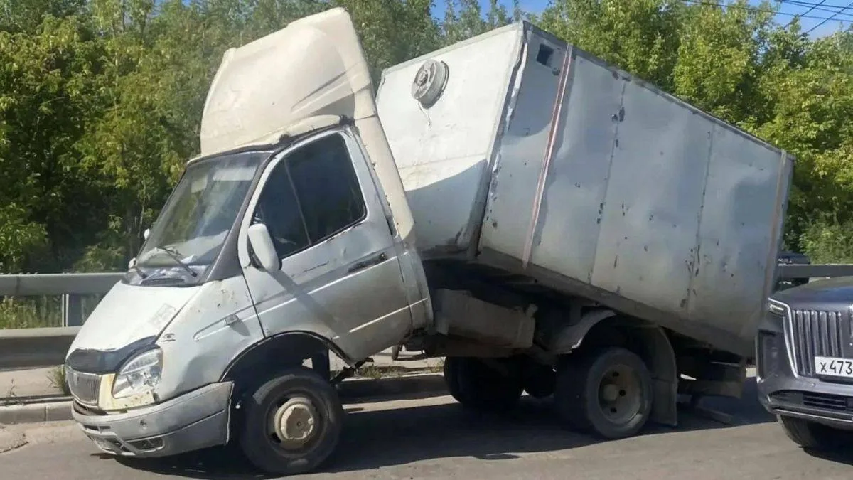 В Туле «Газель» сломалась пополам на повороте со Старокалужского моста