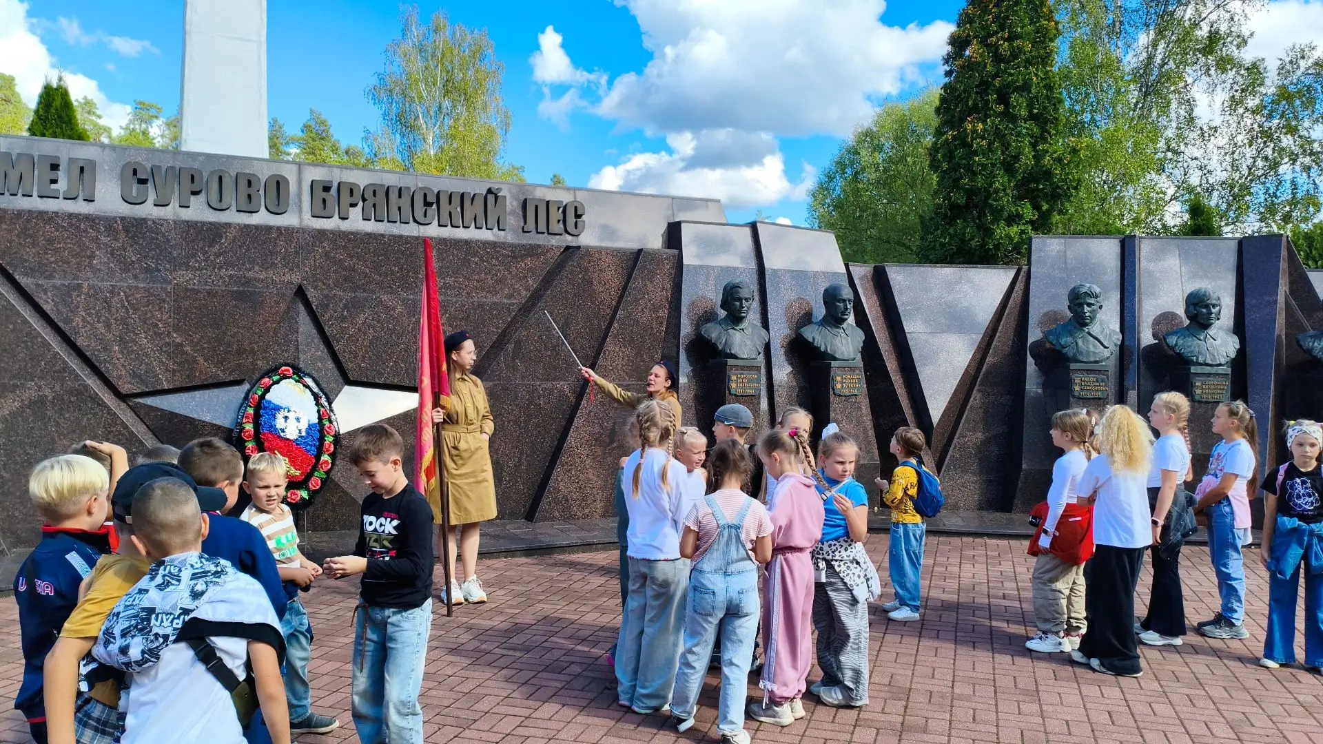 Сегодня учащиеся лицея №2 имени М.В. Ломоносова г. Брянска совершили познавательный виз...