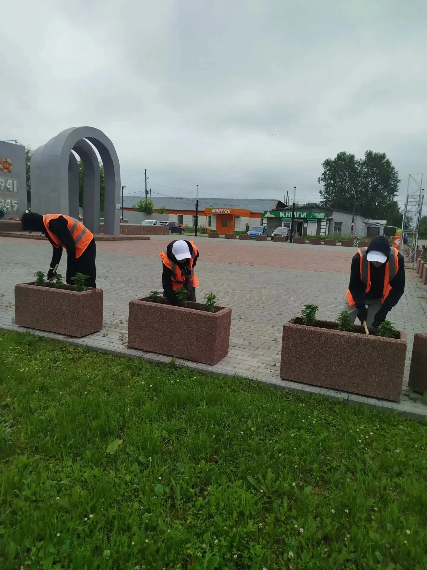 Экологический отряд продолжает трудиться на благо нашего поселка. Ребята наводят порядок на централь