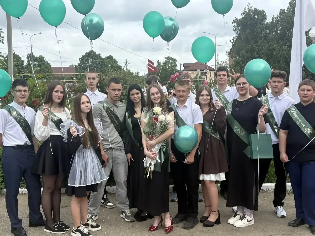 Сегодня во всех образовательных организациях Красноармейского района прошла торжественная линейка, п
