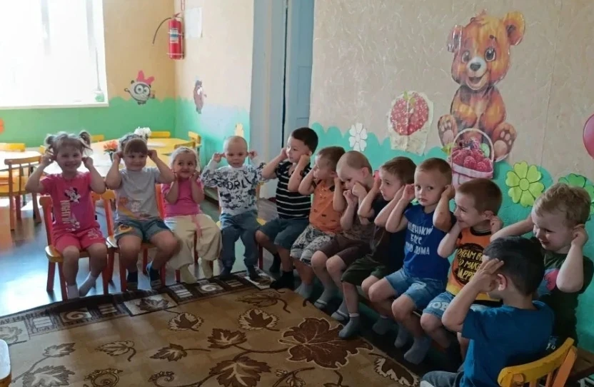 Закаляйся, если хочешь быть здоров!!!💪
 Яркое солнышко пришло в гости к малышам.🌞
Ребята группы "М