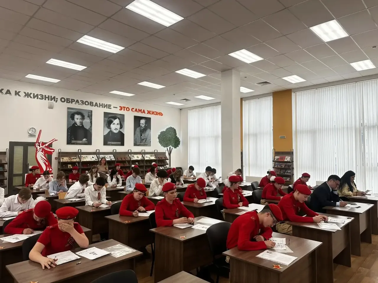 💥Никто не забыт, ничто не забыто💥  Сегодня ученики нашей школы приняли участие  в Международной патр
