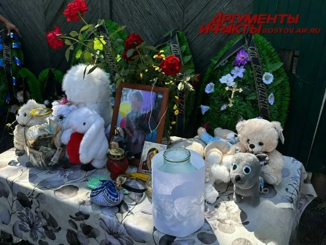 💔 В Шахтах прощаются с пятилетней девочкой, погибшей при атаке БПЛА 3 августа в Архипо...
