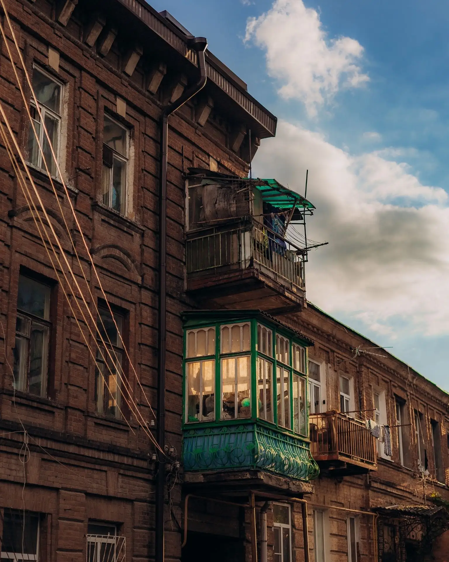 😍 Смотрите, как красиво закатное солнце освещает ул. Петровскую.