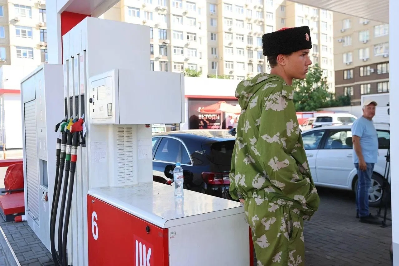 В АНАПЕ НА ЗАПРАВКАХ НАЧАЛИ ДЕЖУРИТЬ КАЗАКИ, ЧИНОВНИКИ И ВОЛОНТЁРЫ