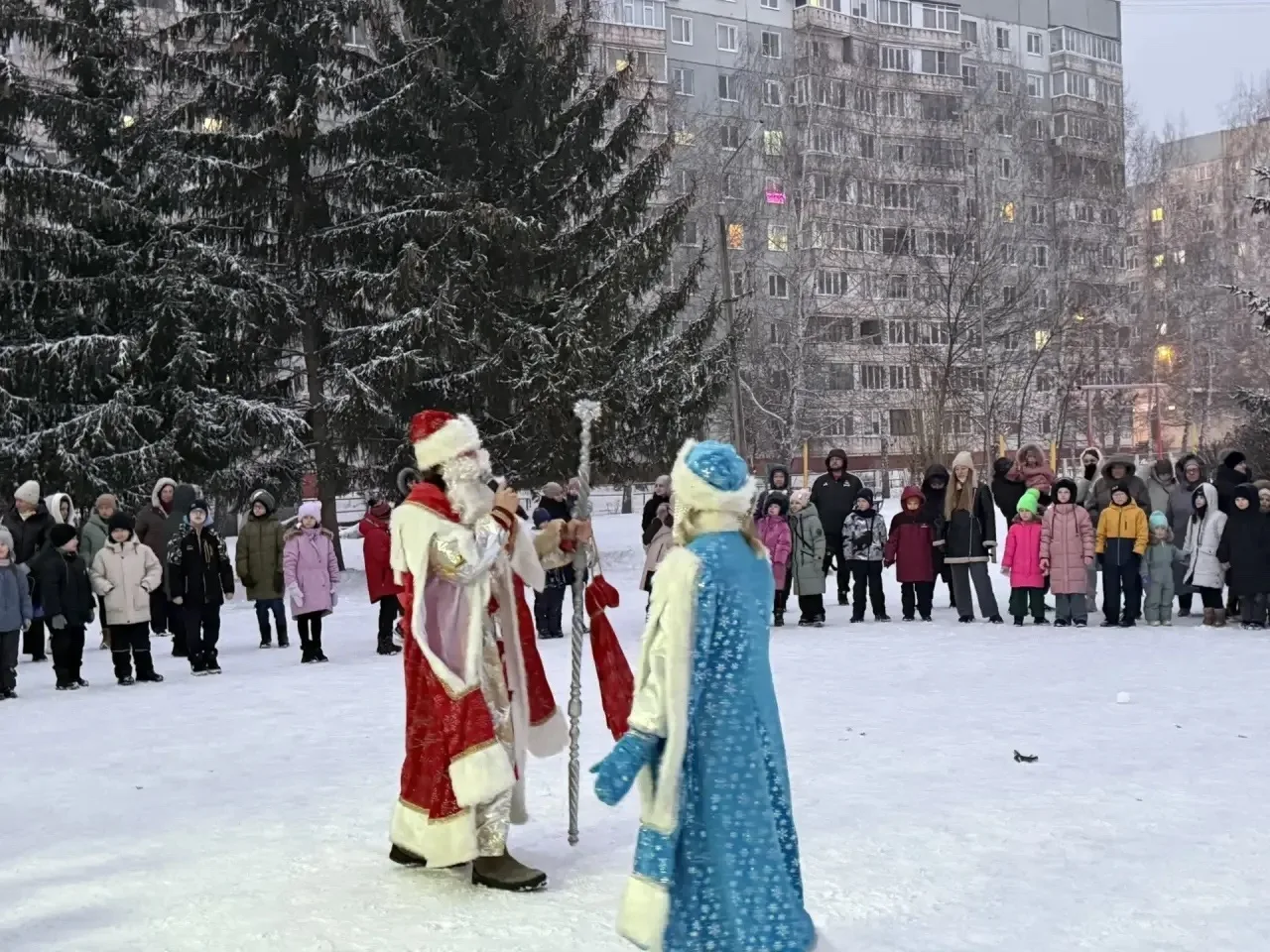 🎄✨ Сегодня во дворе нашей школы прошел настоящий новогодний праздник! 🎉  Жители микрорайона, взрослы