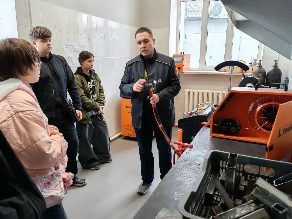 В мире профессий: ученики 8 «Б» класса совместно с классным руководителем Михайловой Ириной Витальев