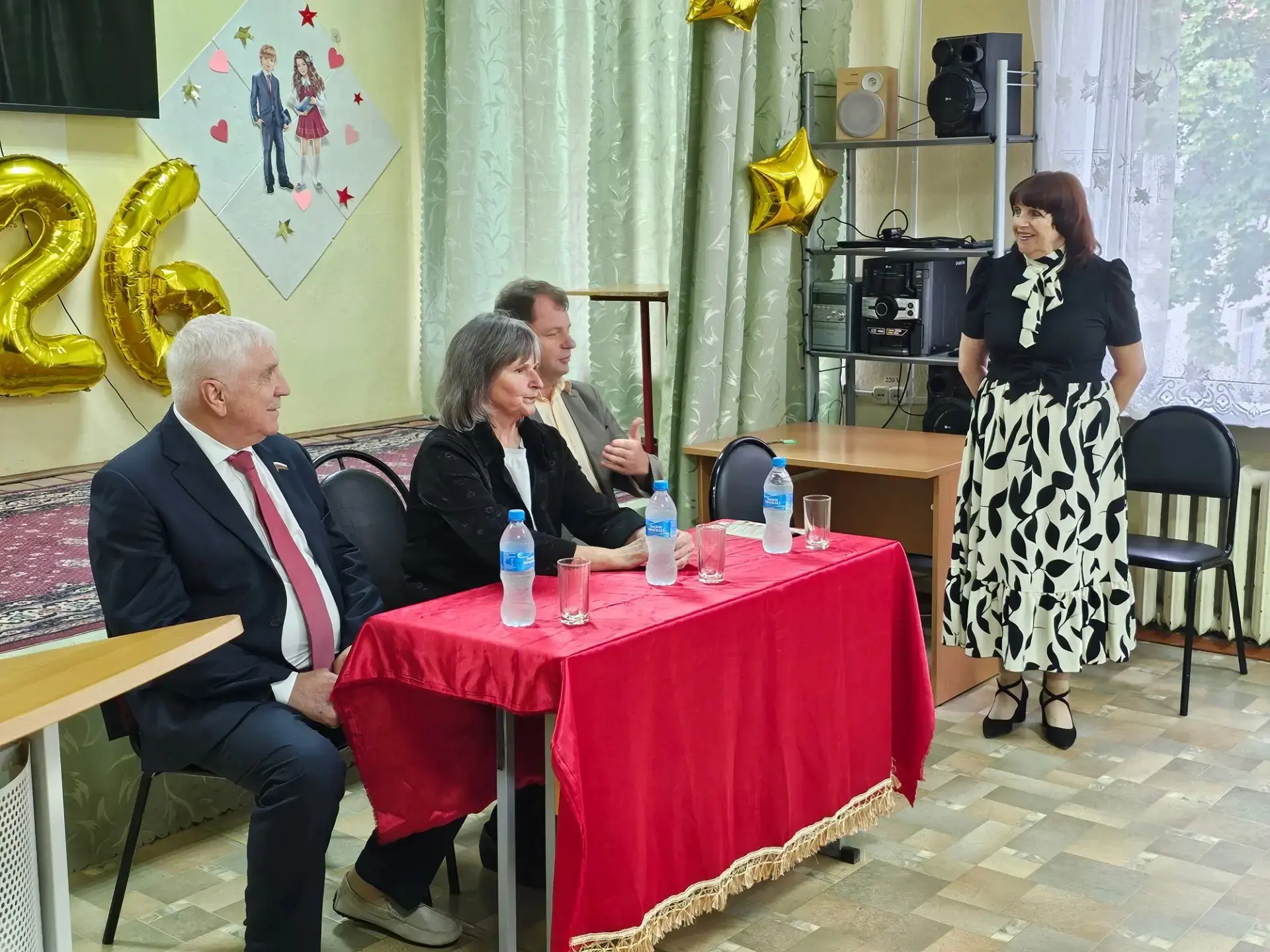 📚 Сегодня встретился с коллективом школы №3 города Ржева и поздравил педагогов, сотруд...