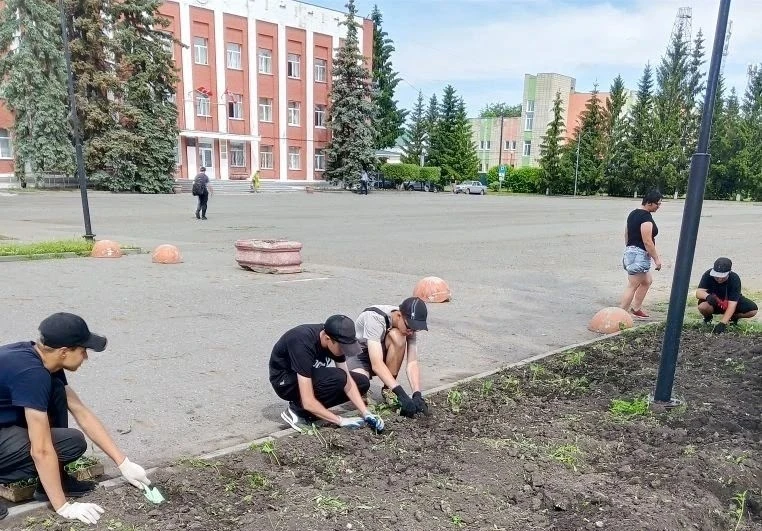 ТРУД КРУТ

  
  Ежедневным трудом по программе временной занятости несовершеннолетних в свободное от