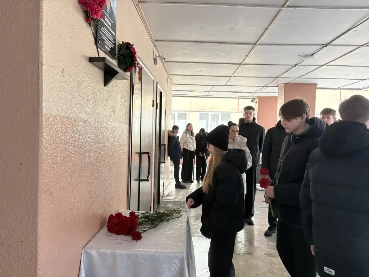 Память сильнее времени 🕯  11 марта в школе №8 города Костромы прошла торжественная линейка, посвящен