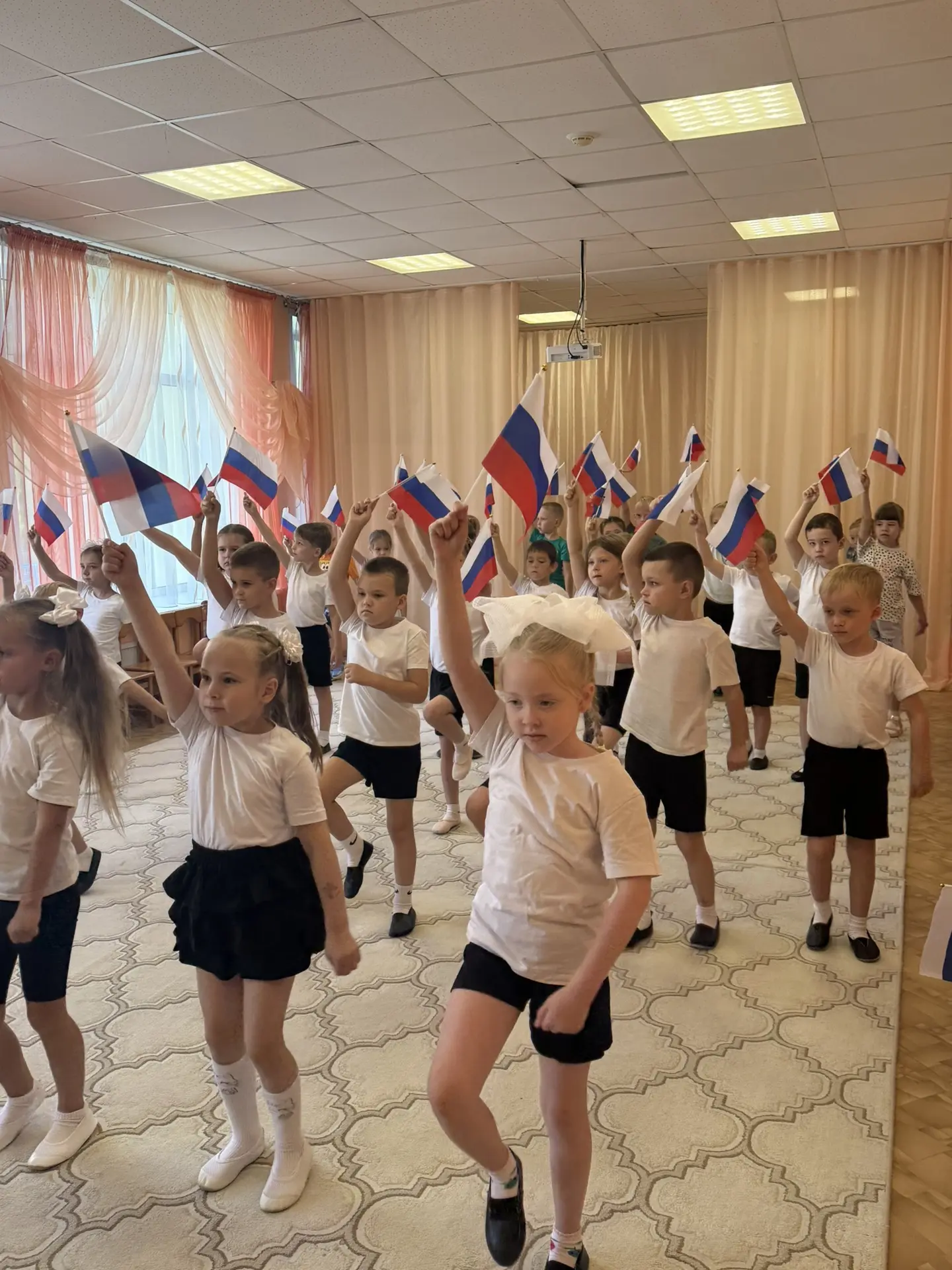 🇷🇺Белое, синее, красное! Как мы отпраздновали День флага!