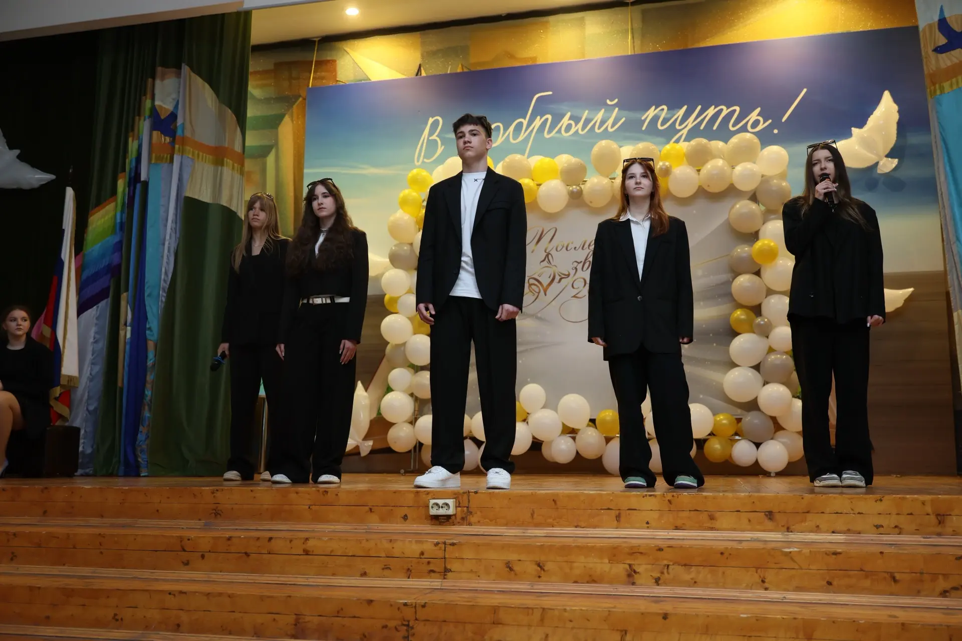 🎓 Девятый класс — позади, впереди целый мир!  🔔 Последний звонок для девятиклассников прозвенел особ