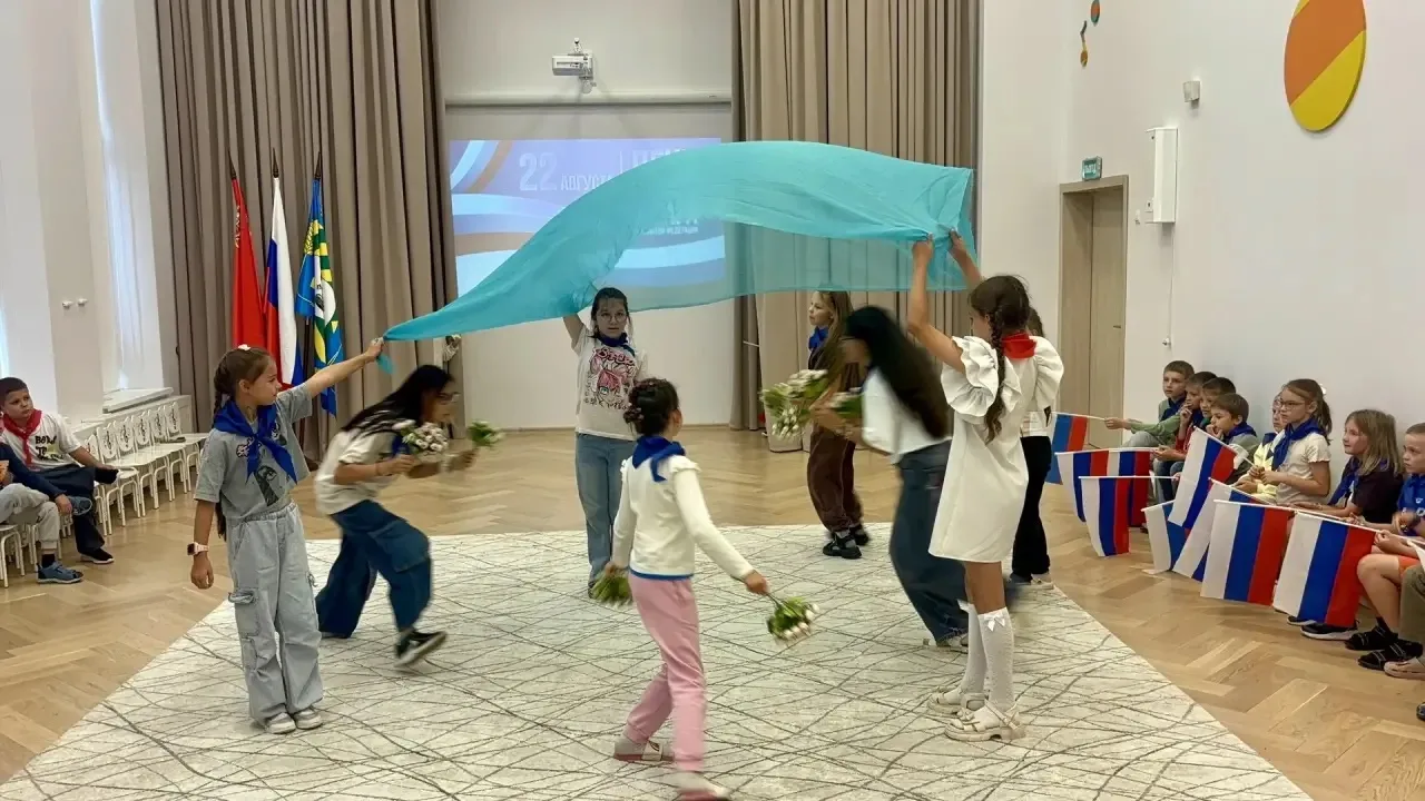 🇷🇺Праздничный концерт ко Дню флага в лагере «Колобок»! 🇷🇺
