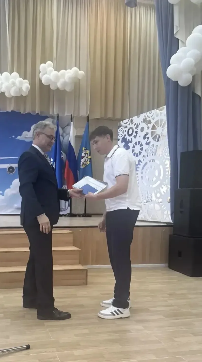Сегодня у наших одиннадцатиклассников особенный день. 📸

💡Получение аттестата о среднем общем обра