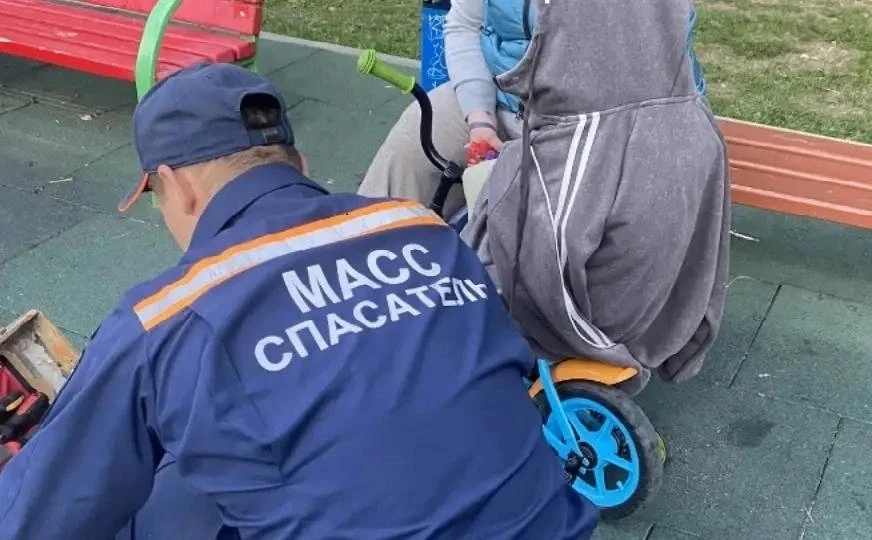 В Новосибирске спасатели освободили ногу мальчика из велосипеда