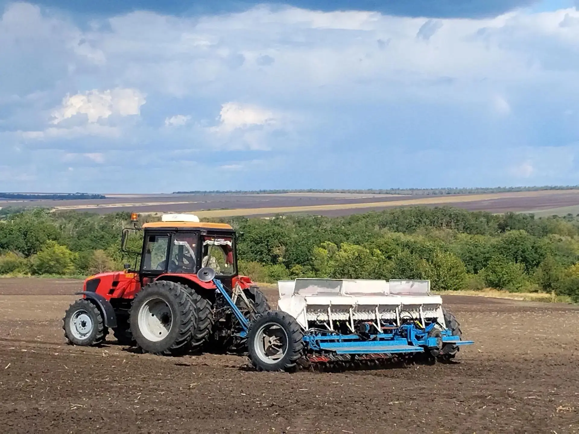 🚜 Аграрии Каменского района ведут уборку поздних культур и наращивают темпы сева озимых