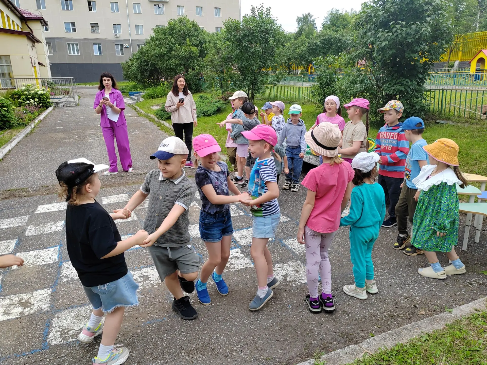 Сегодня в нашем детском саду у всех весёлое настроение, ведь у нас праздник мыльных пузырей!🌞
Пузыр