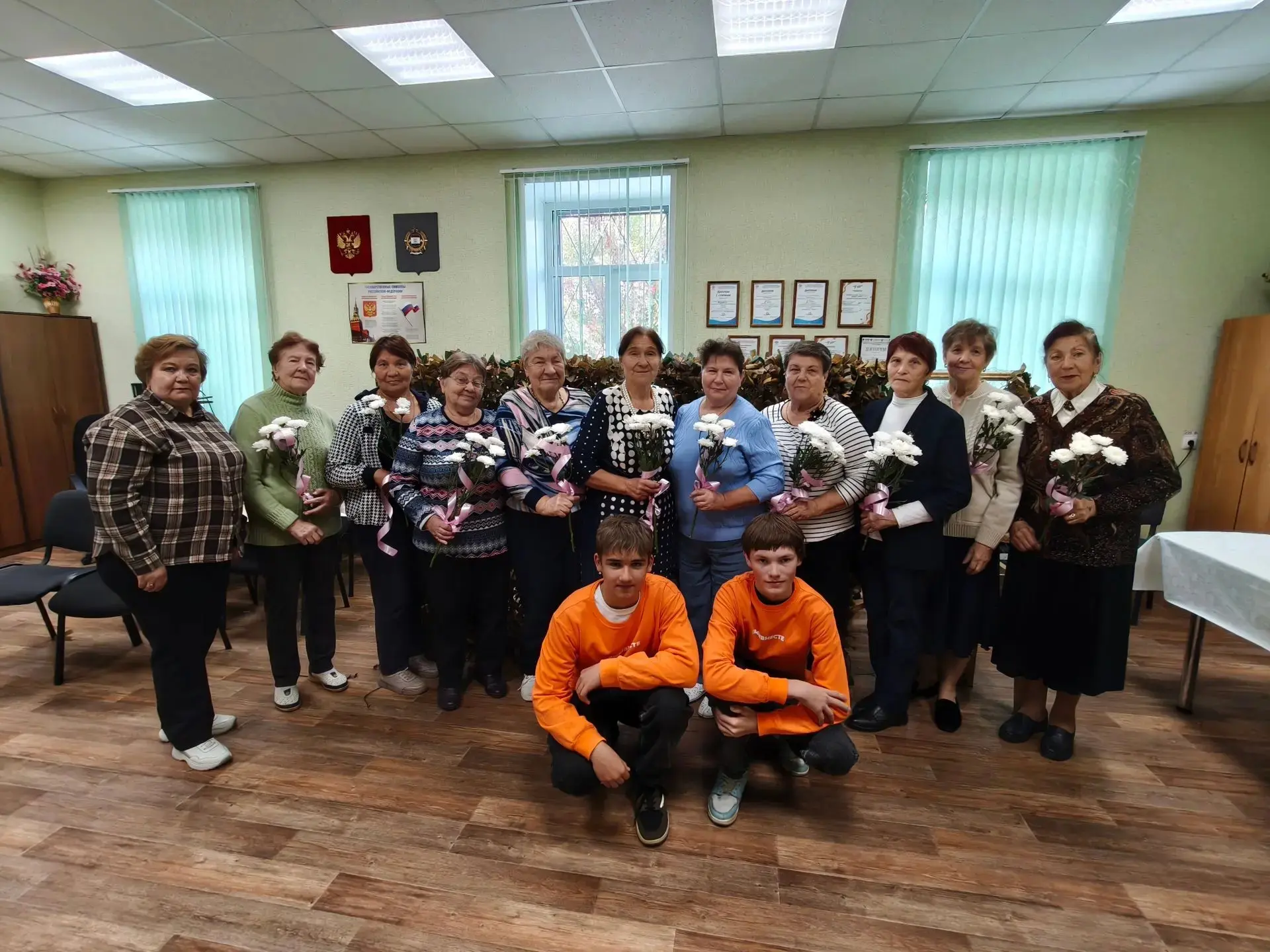 💐 Волонтёры поздравили "серебряных" активистов с праздником