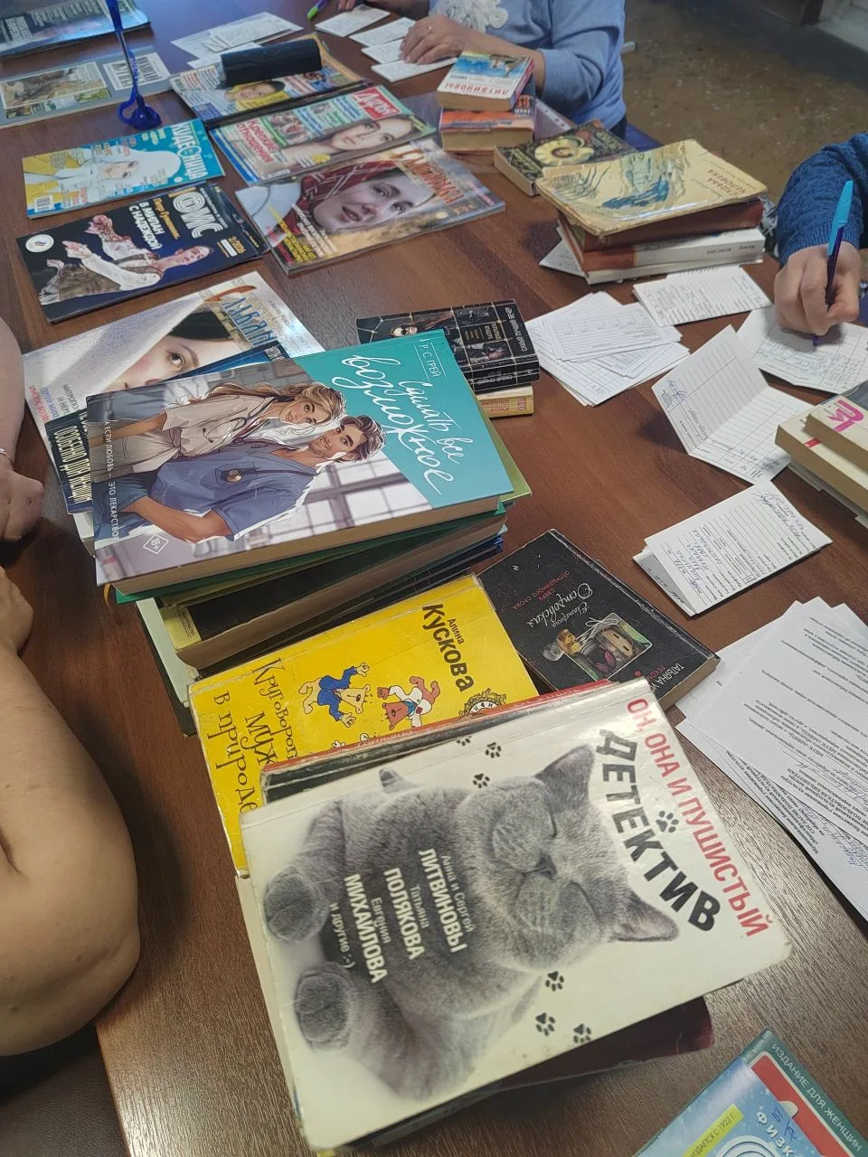 «Книга в хорошие руки»: сотрудники соцзащиты снова выбрали книги благодаря визиту район...