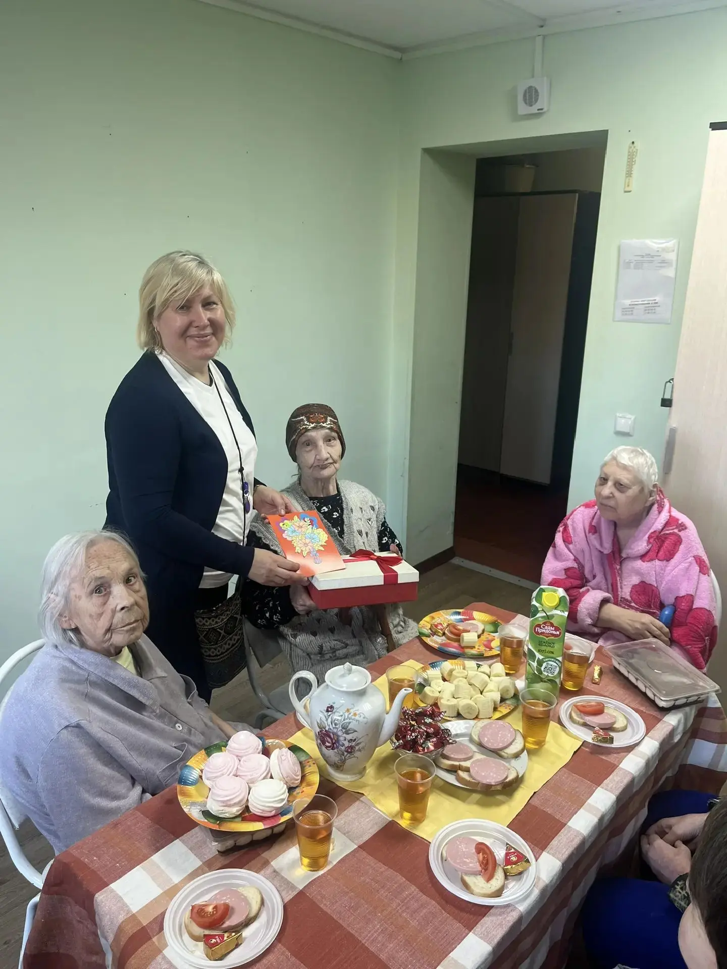 Поздравляем Елену Петровну 🌺 С Днём Рождения 🎁🎂😊🎉🌼. Желаем крепкого здоровья и вс...