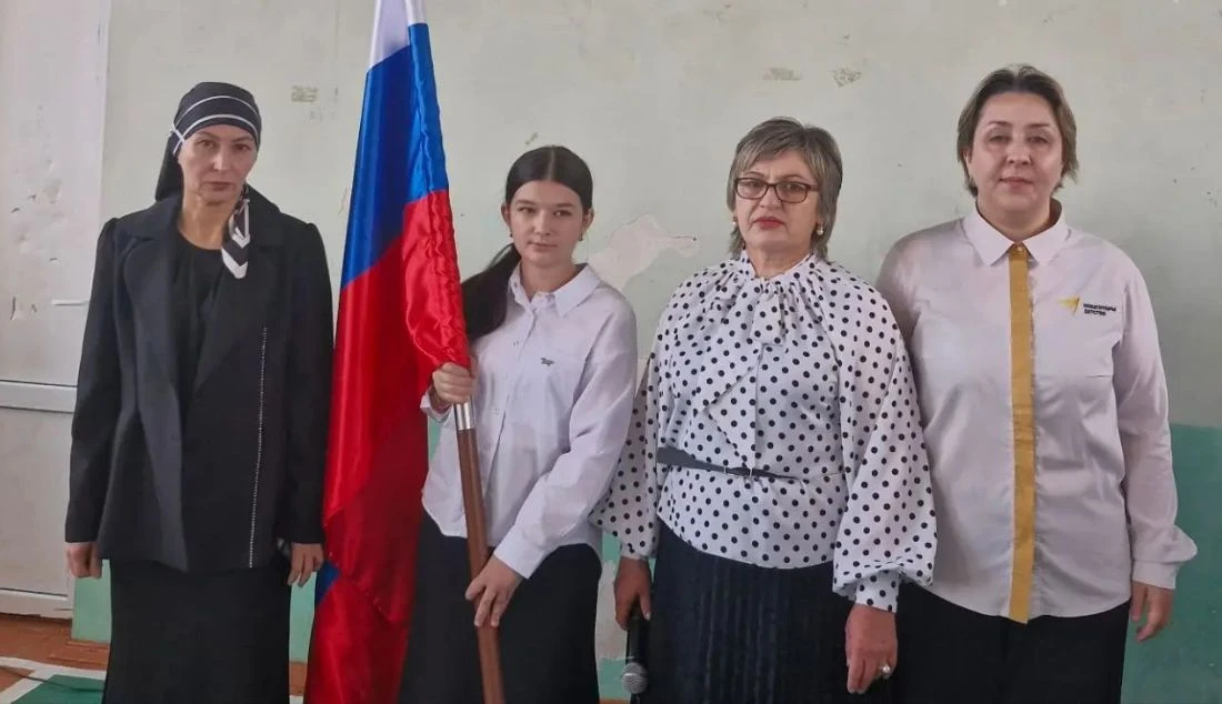 Сегодня в нашей школе состоялось первое в этом учебном году торжественное поднятие Госу...