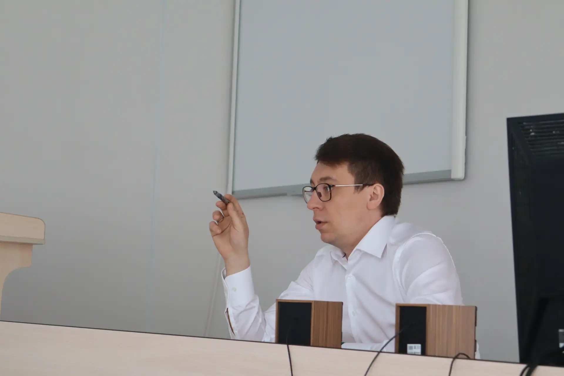 Начинаем новую неделю с оперативного совещания.