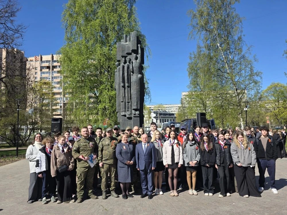 Возложение цветов 9 мая — главная традиция Дня Победы, символизирующая память, уважение...
