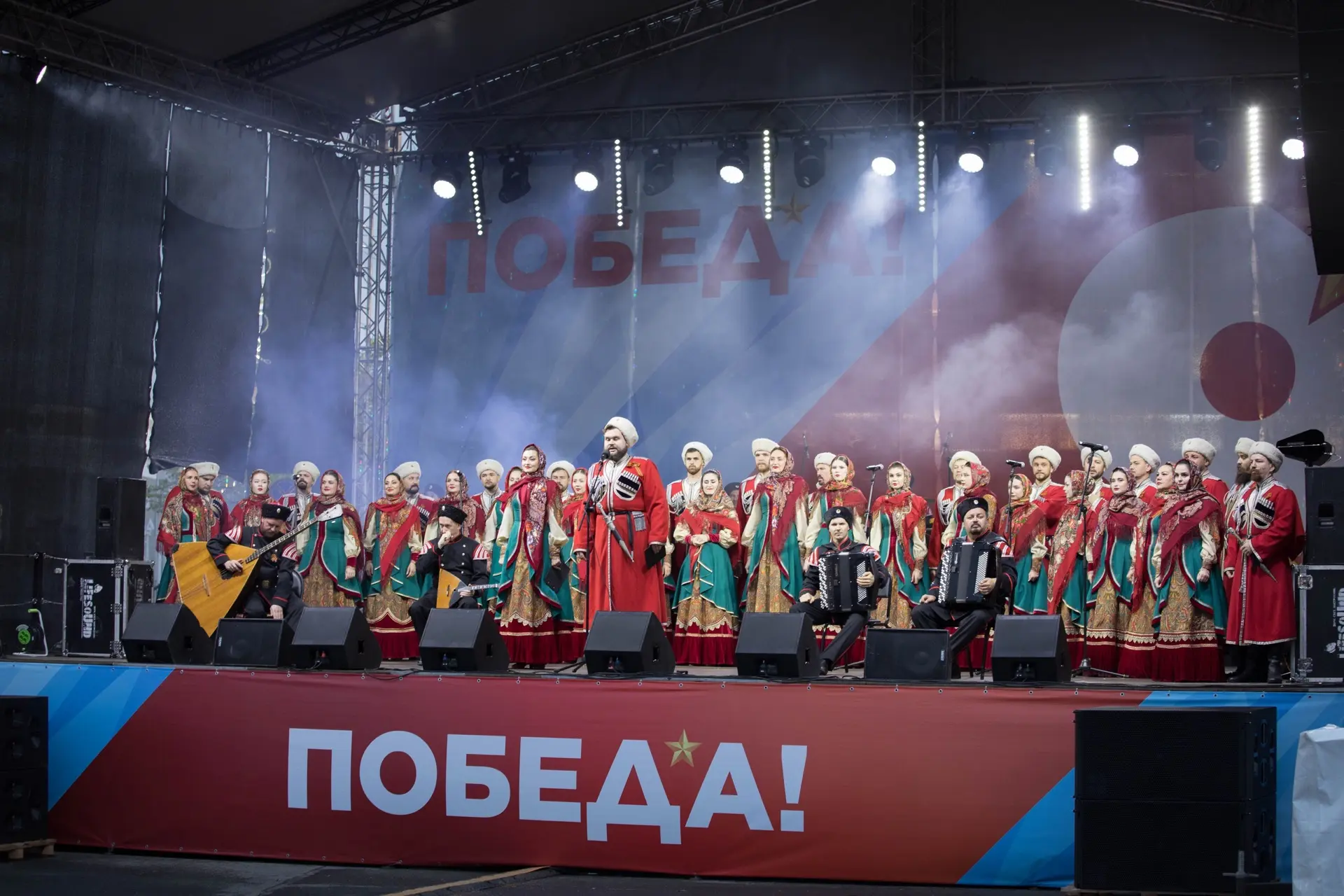 «Кубанский казачий хор выступает перед курганцами в День Победы    Выступлением государственного ака