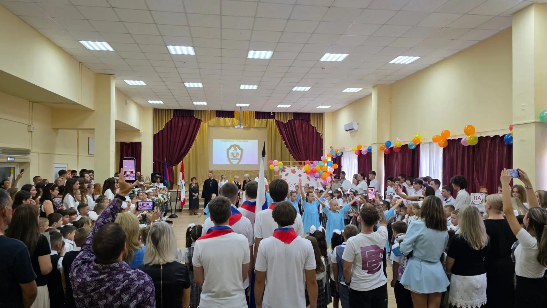 🎉 С Днём знаний, дорогие ученики, родители и педагоги! 🎉