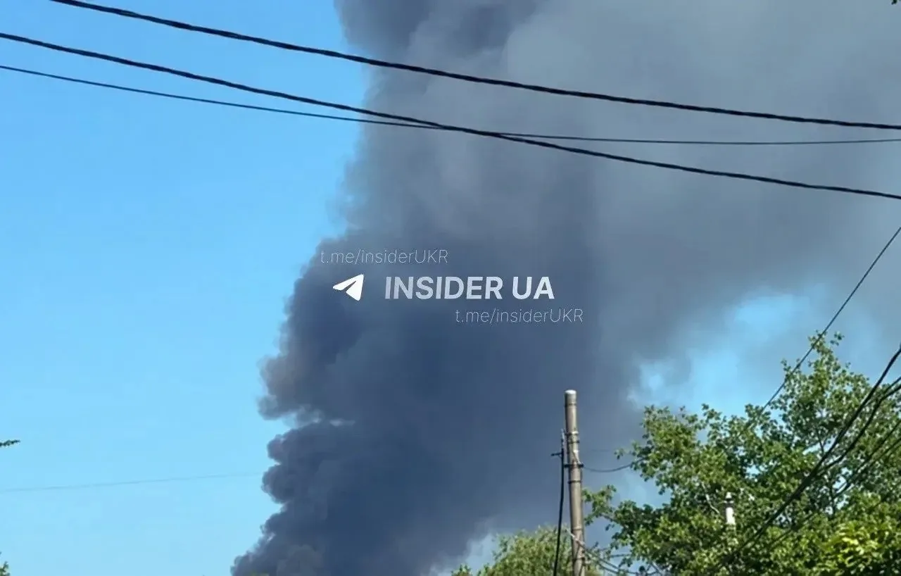 💨В Киеве на правом берегу поднимается столб дыма после взрыва.
