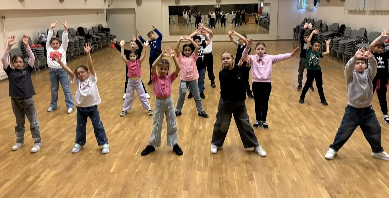 Станция 🪭Китайская зарядка 🛕Сегодня в нашей школе прошел увлекательный праздник — День Китая. Мы пог
