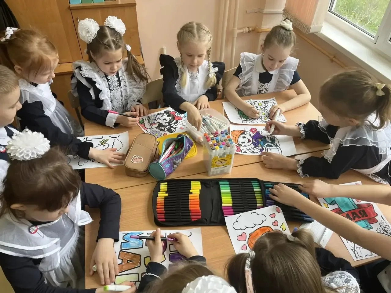 🎨 Коллективный труд и творчество: мы делаем мир ярче!  В 1 корпусе наши первоклассники вместе с клас
