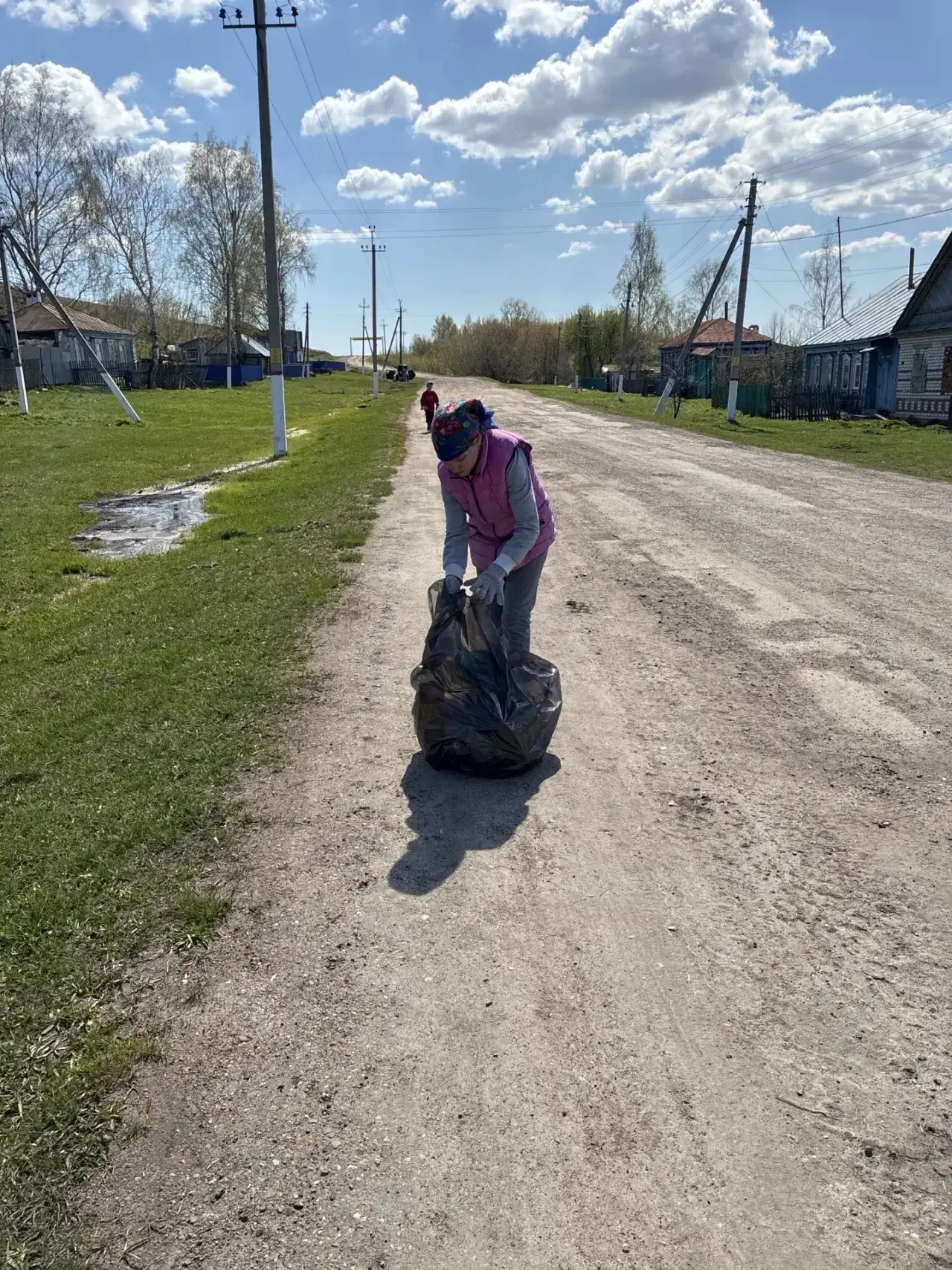 Сегодня коллектив и учащиеся нашей школы приняли активное участие в общесельском субботнике по благо